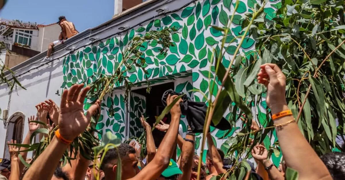 Una de las populares intervenciones artísticas en la fachada del Espacio TEA, en Agaete, durante la fiesta de La Rama. / AH