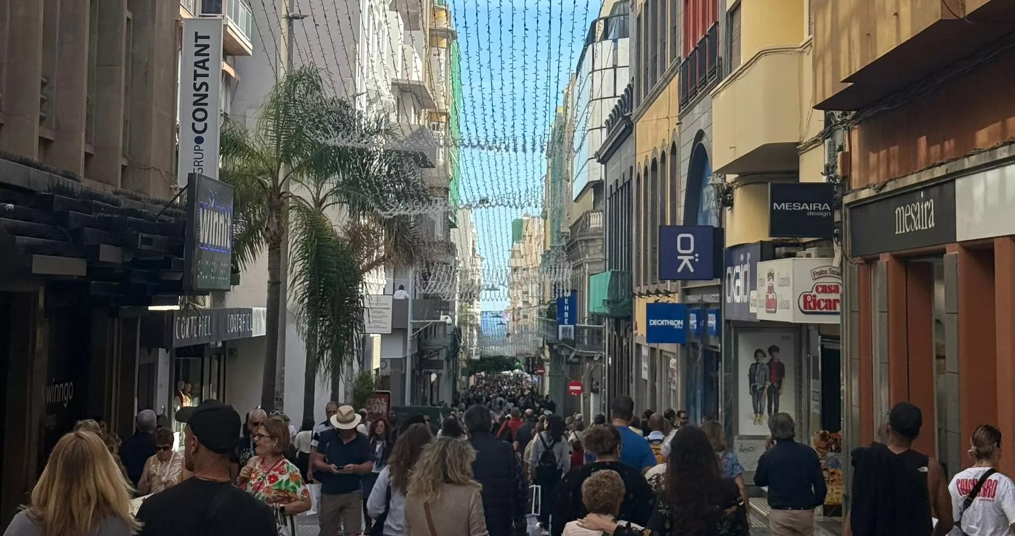 Calles de Santa Cruz de Tenerife abarrotadas en los días previos a Reyes. / ATLÁNTICO HOY - ALBA MARICHAL