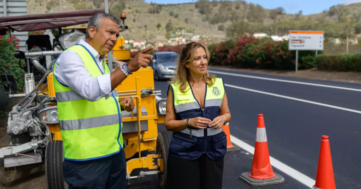 A la izquierda, el consejero de Carreteras de Tenerife, Dámaso Arteaga, y a la derecha, la presidenta del cabildo, Rosa Dávila./ CEDIDA