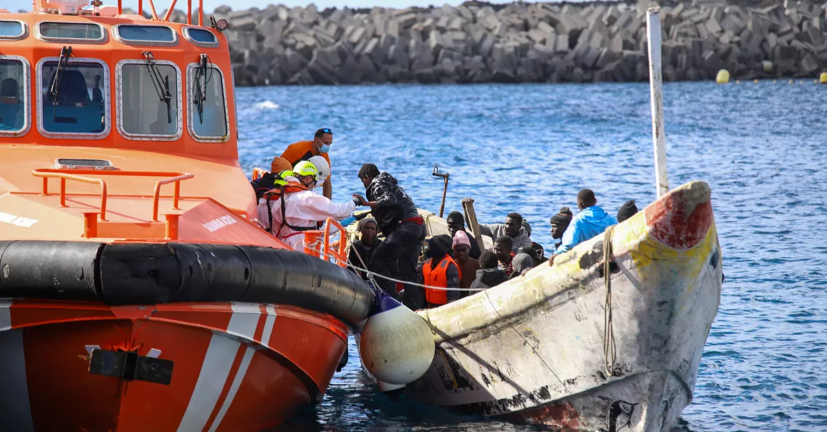 Una llegada de migrantes al muelle de La Restinga. / EFE