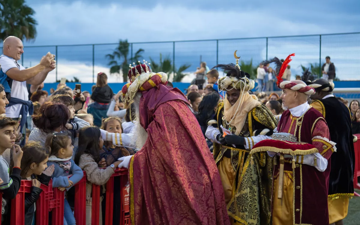 Cabalgata de Reyes Magos en Adeje 2025: horario, recorrido y novedades. En la imagen, la visita real al municipio tinerfeño el año pasado. / AH