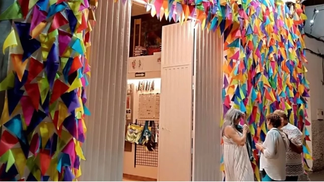 La última intervención artística en la facha del TEA, realizada el año pasado, con un sinfín de banderillas de colores. / AH