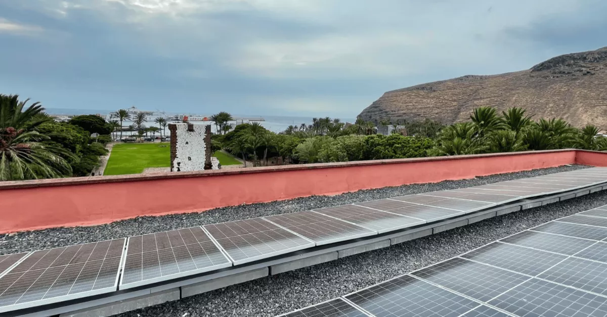 Placas fotovoltaicas en el Cabildo Insular / CABILDO DE LA GOMERA