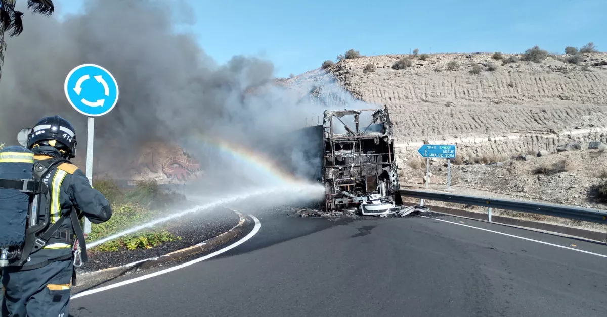 Los bomberos extinguiendo el fuego de la guagua / BOMBEROS DE TENERIFE