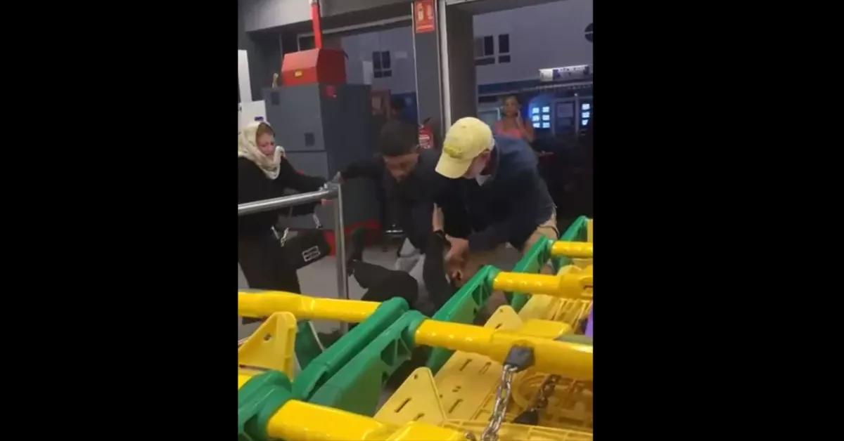 Altercado entre un joven marroquí un guardia de seguridad de un supermercado en Corralejo / AH