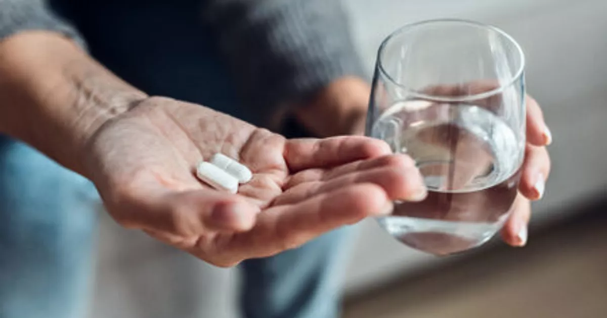 Persona consumiendo fármacos / AH