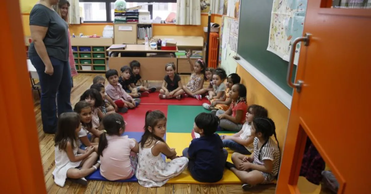 Niños y niñas en el aula de un colegio / EFE