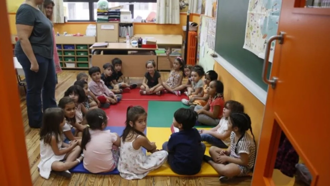 Niños y niñas en el aula de un colegio / EFE
