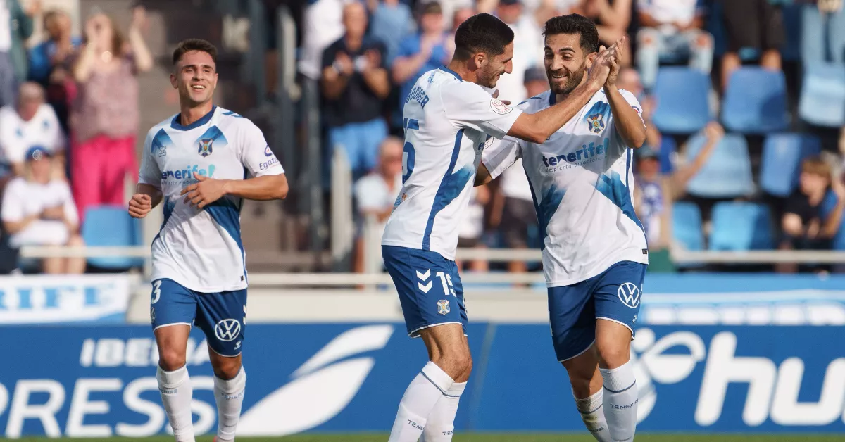 El defensa del CD Tenerife León (d) celebra su gol ante el Osasuna con su compañero el centrocampista Yann Bodiger (c) / EFE