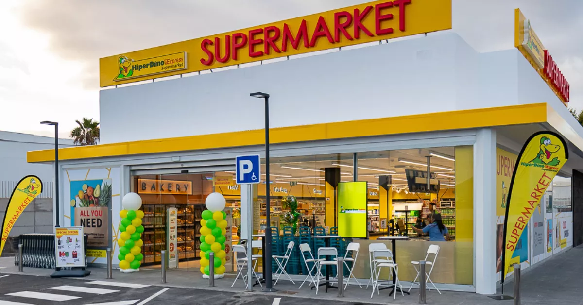 Fachada de un Hiperdino Express / AH