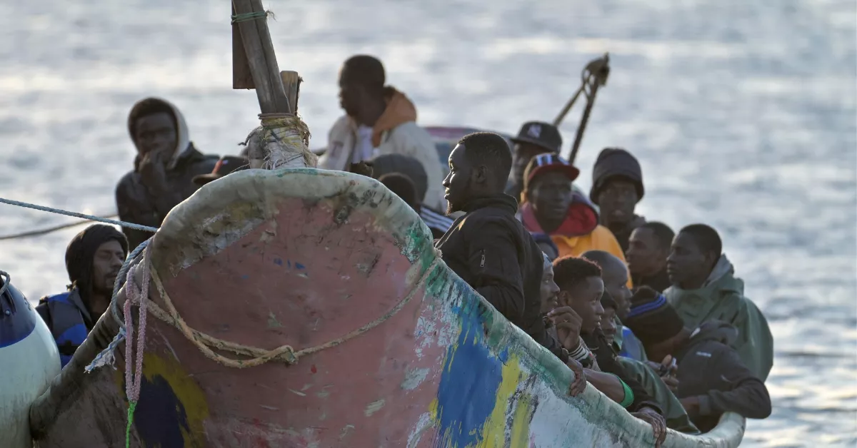 En la imagen, llegada de los inmigrantes a La Restinga./ EFE Gelmert Finol