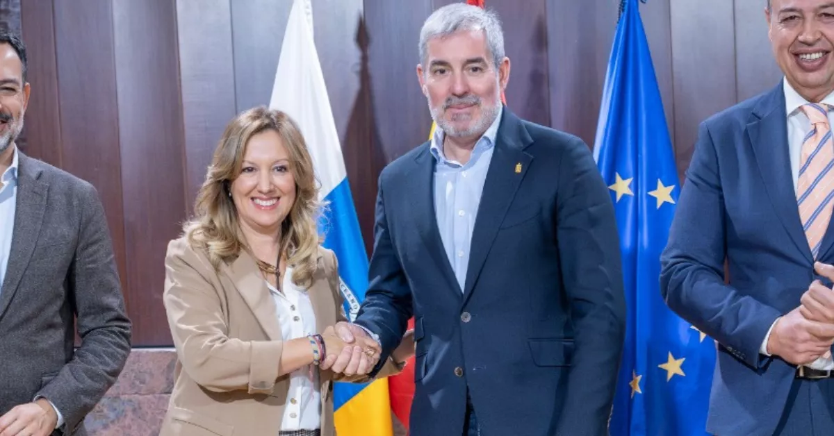 Estrechándose la mano, Rosa Dávila, presidenta del Cabildo de Tenerife, y Fernando Clavijo, presidente de Canarias./ CEDIDA