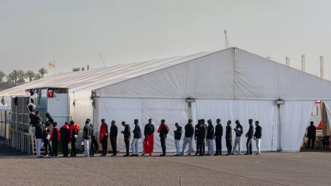Migrantes entrando a una carpa para ser atendidos / EFE 