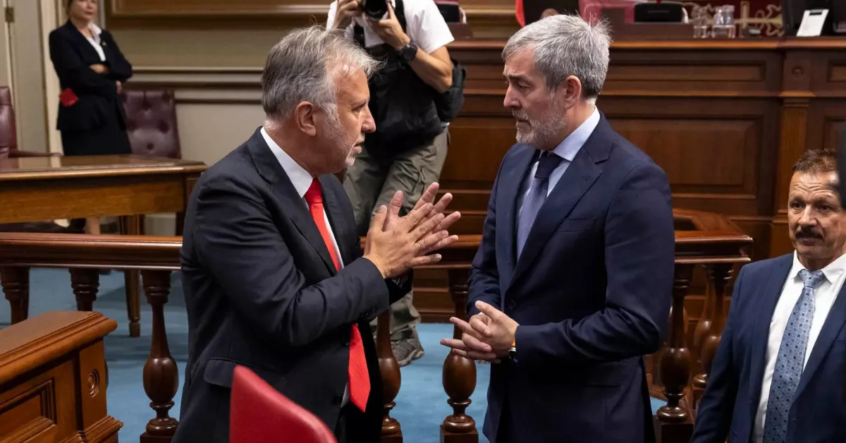 Ángel Víctor Torres conversa con Fernando Clavijo en el Parlamento de Canarias / EFE - MIGUEL BARRETO