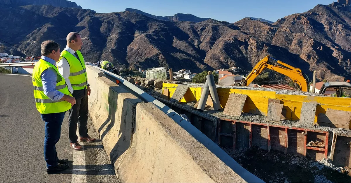 El consejero de Obras Públicas en el Cabildo, Augusto Hidalgo; y el alcalde de Tejeda, Francisco Perera, supervisan las obras / AH