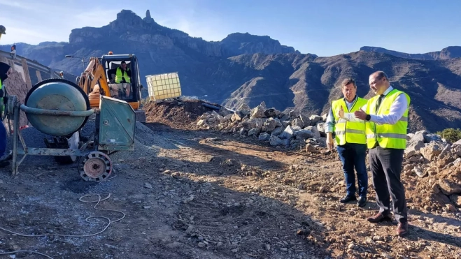 El consejero de Obras Públicas en el Cabildo, Augusto Hidalgo; y el alcalde de Tejeda, Francisco Perera, supervisan las obras / AH