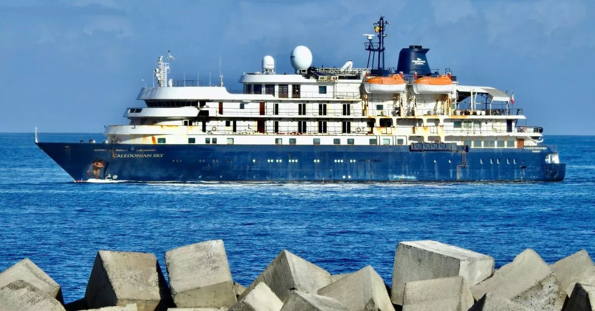 El crucero 'Caledonian Sky', a su llegada al Puerto de Las Palmas para someterse a una puesta a punto en Astican. / NICOLÁS AROCHA