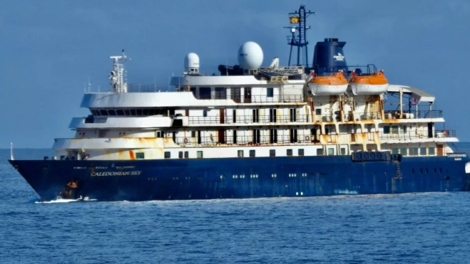 Detalles del óxido en el casco del 'Caledonian Sky', el crucero que espera turno para entrar en Astican. / NICOLÁS AROCHA Detalles del óxido en el casco del 'Caledonian Sky', el crucero que espera turno para entrar en Astican. / NICOLÁS AROCHA