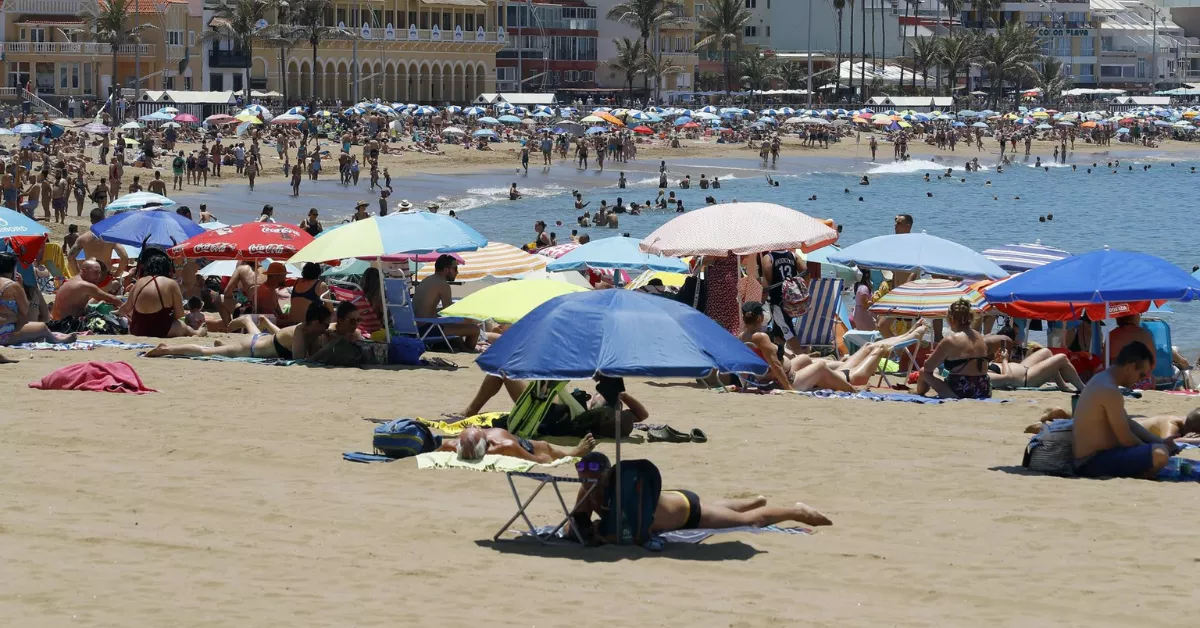 La playa de Las Canteras repleta de gente en un festivo / EFE - ELVIRA URQUIJO A.