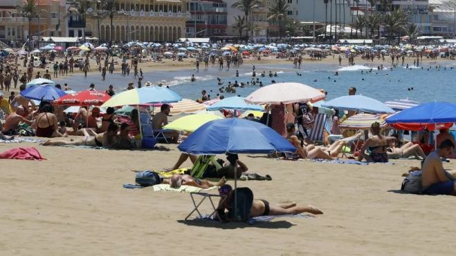 La playa de Las Canteras repleta de gente en un festivo / EFE - ELVIRA URQUIJO A.