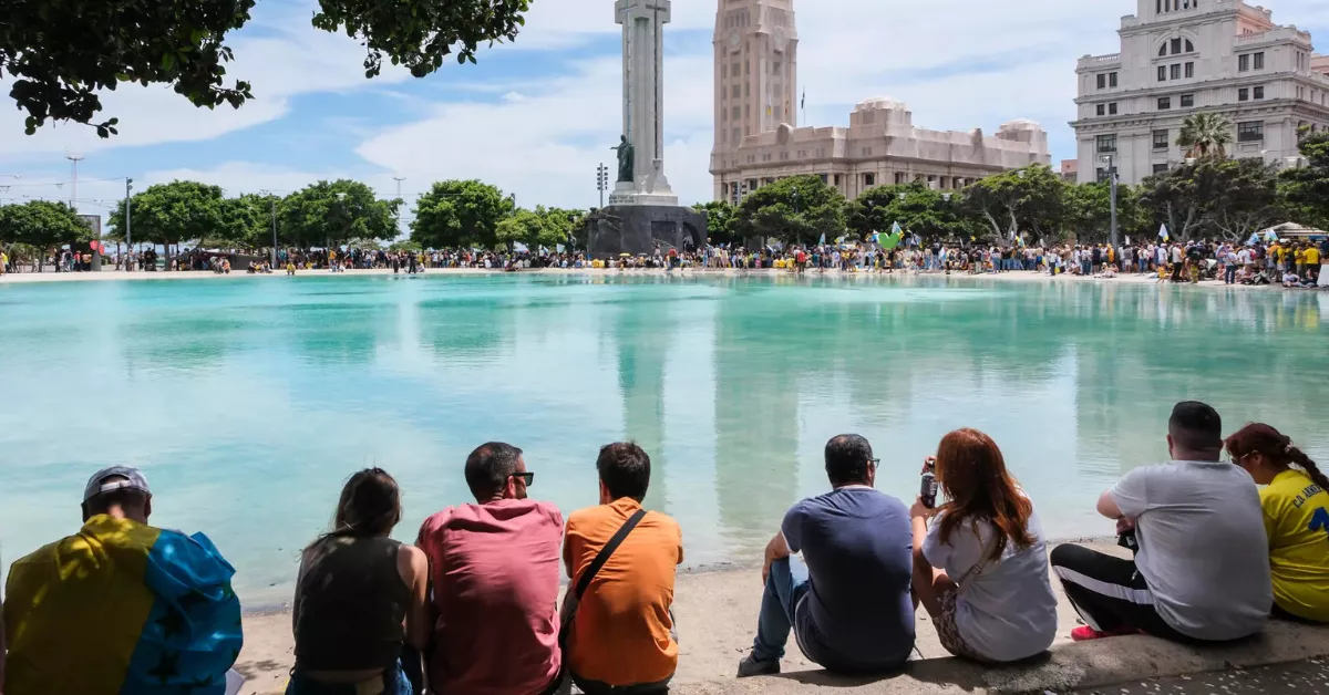 Personas sentadas alrededor de plaza España, en Santa Cruz de Tenerife / EFE  
