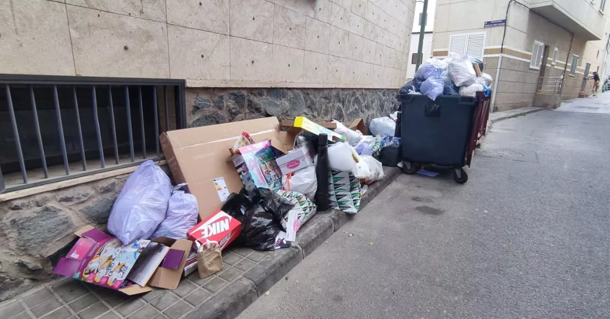 Basura acumulada con los envoltorios de los regalos de los Reyes Magos, en Domingo Guerra del Río, calle que atraviesa el Risco de San Nicolás. / AH 