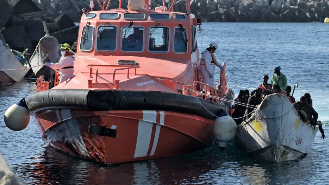 Momento en el que se rescató a uno de los cayucos este martes / EFE - GELMERT FINOL