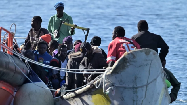 Momento en el que se rescató a uno de los cayucos este martes / EFE - GELMERT FINOL