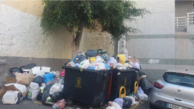 Un contenedor este lunes en la parte baja de El Rico de San Nicolás, casi en la confluencia con Primero de Mayo. / AH