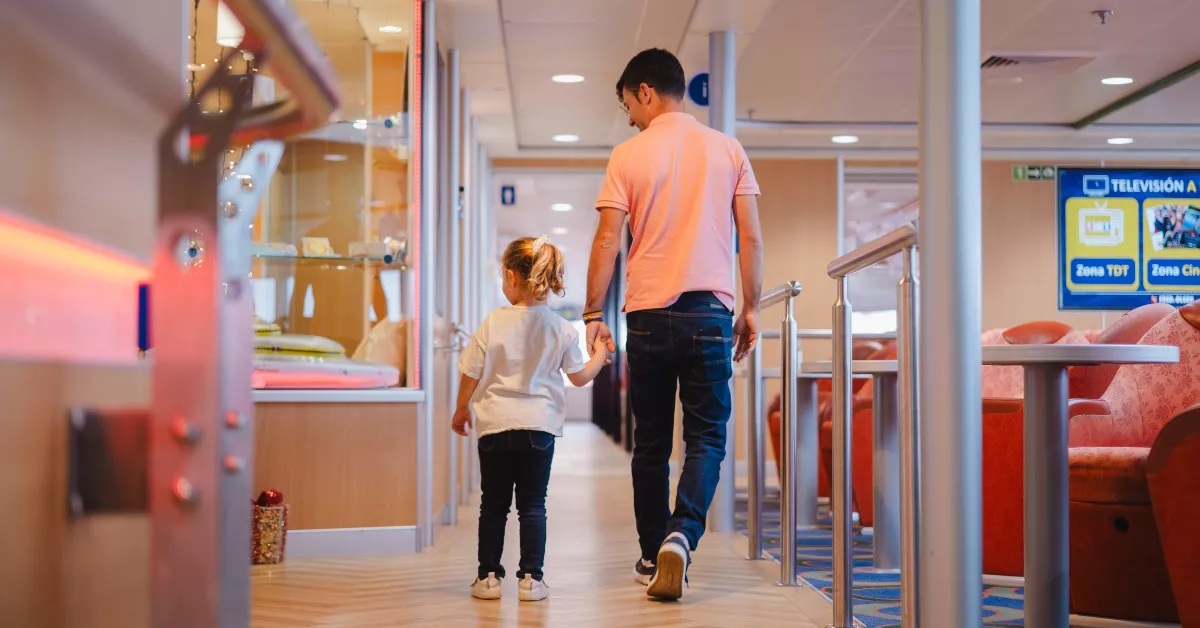 Un padre y su hija caminando dentro de un buque de Fred. Olsen./ CEDIDA