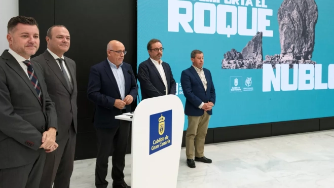 Los consejeros Teodoro Sosa, Augusto Hidalgo, Antonio Morales, Raúl García Brink y el alcalde de Tejeda / EFE - Ángel Medina G. 