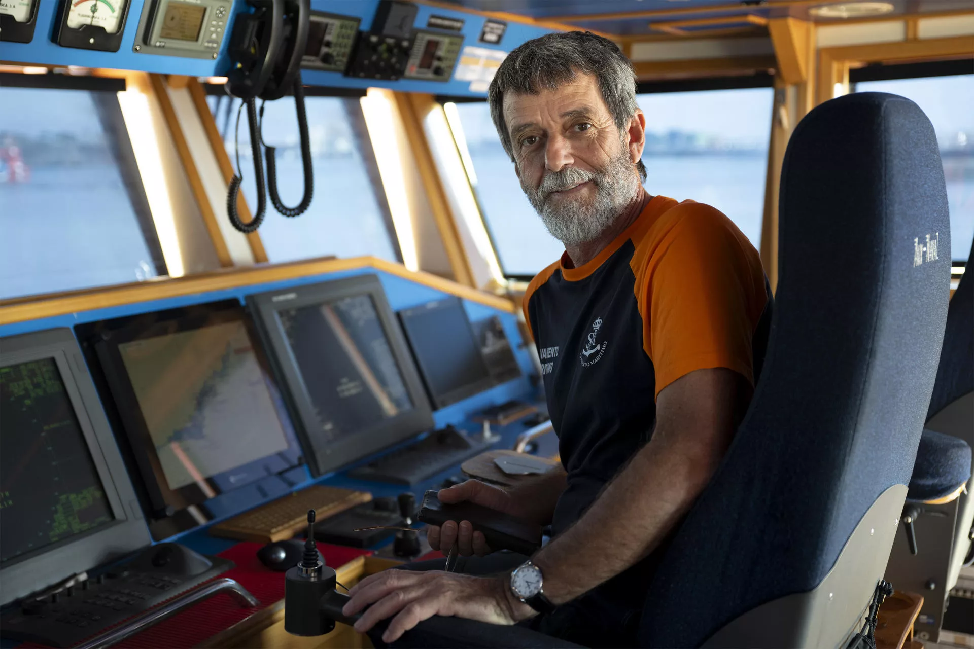 El patrón de la Guardamar Talía, de Salvamento Marítimo, Domingo Trujillo, relata en una entrevista con EFE el rescate de un bebé nacido en una patera que su tripulación realizó el Día de Reyes, en aguas al este de Lanzarote. EFE/Adriel Perdomo