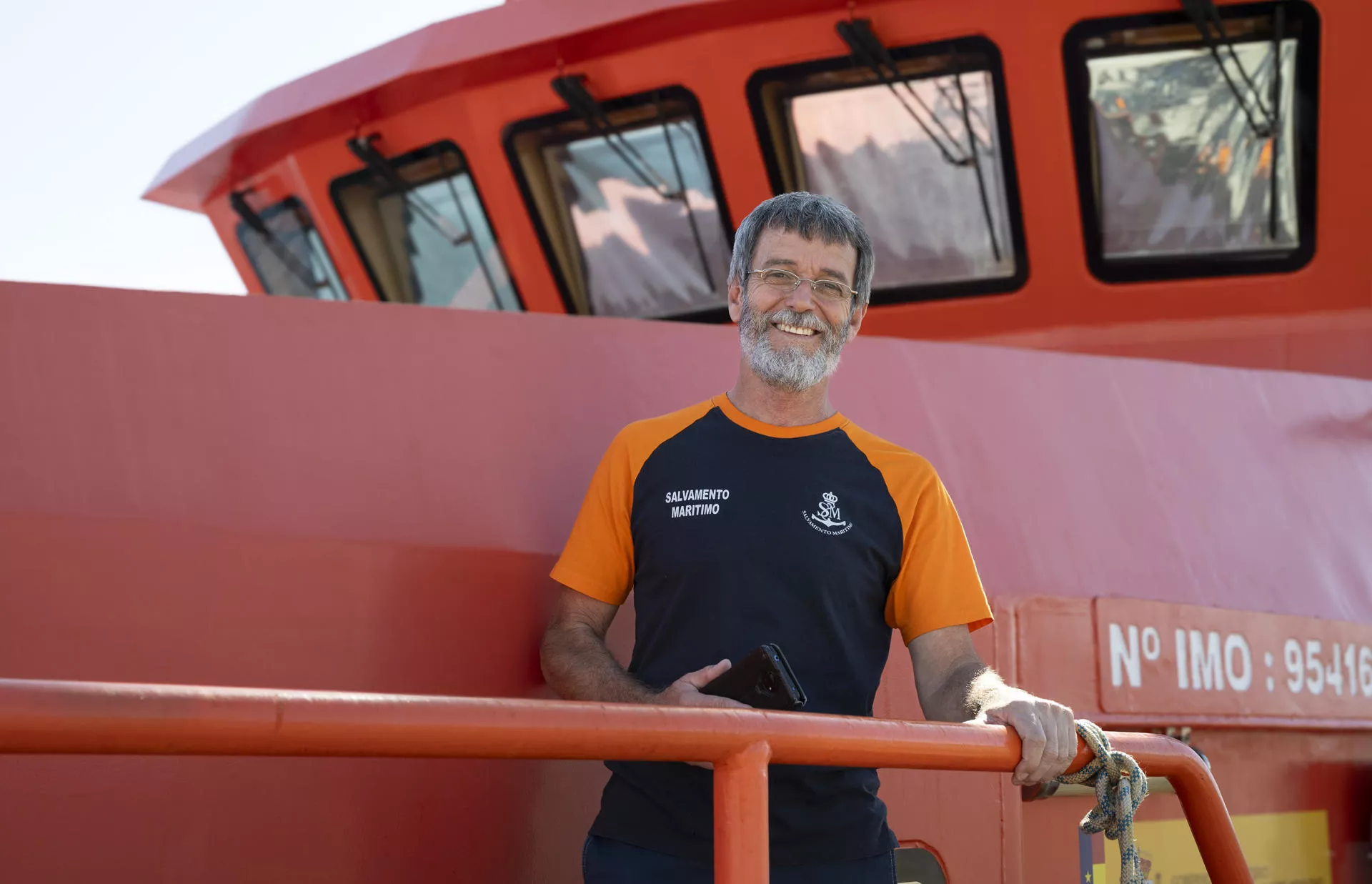 El patrón de la Guardamar Talía, de Salvamento Marítimo, Domingo Trujillo, relata en una entrevista con EFE el rescate de un bebé nacido en una patera que su tripulación realizó el Día de Reyes, en aguas al este de Lanzarote. EFE/Adriel Perdomo