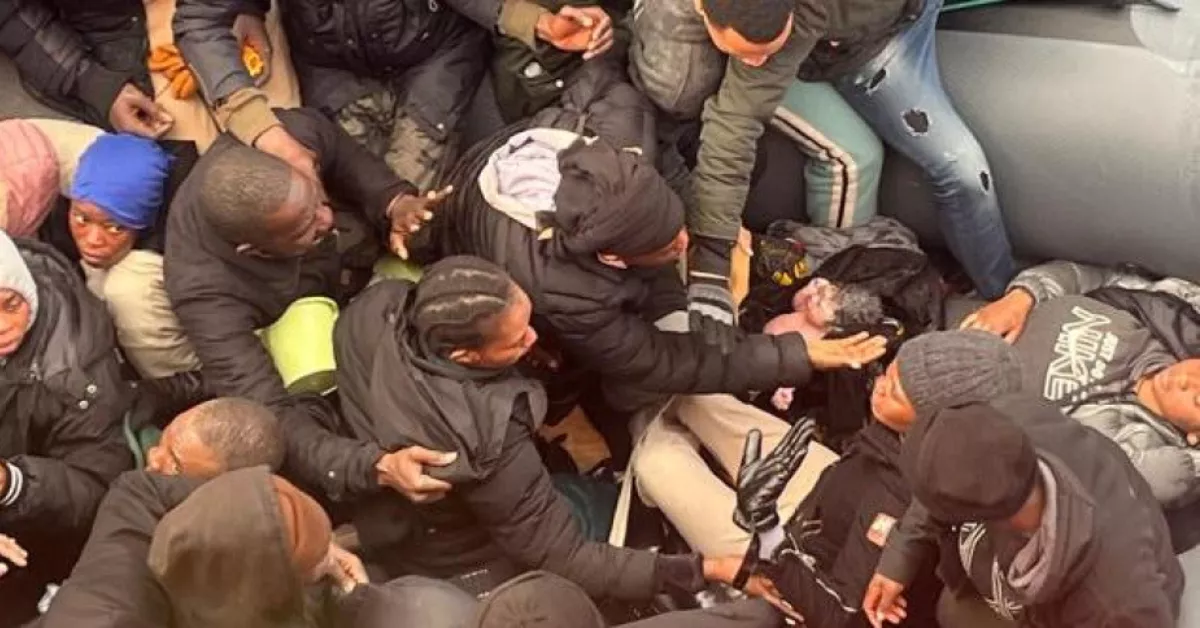 Imagen del momento en el que Salvamento Marítimo rescató a 64 personas, entre ellas un bebé recién nacido, en aguas cercanas a Lanzarote./ SALVAMENTO MARÍTIMO