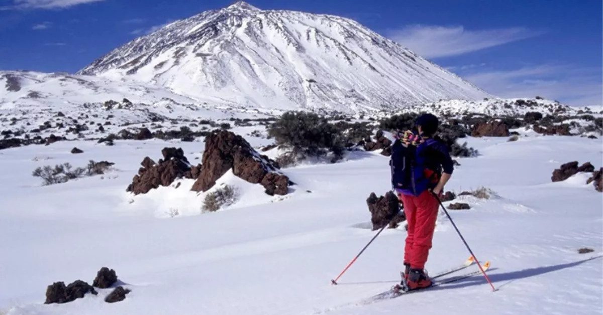 Una persona realizando alpinismo en el Teide. / CEDIDA