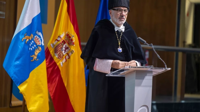 El rector durante un discurso en la institución académica / ULPGC