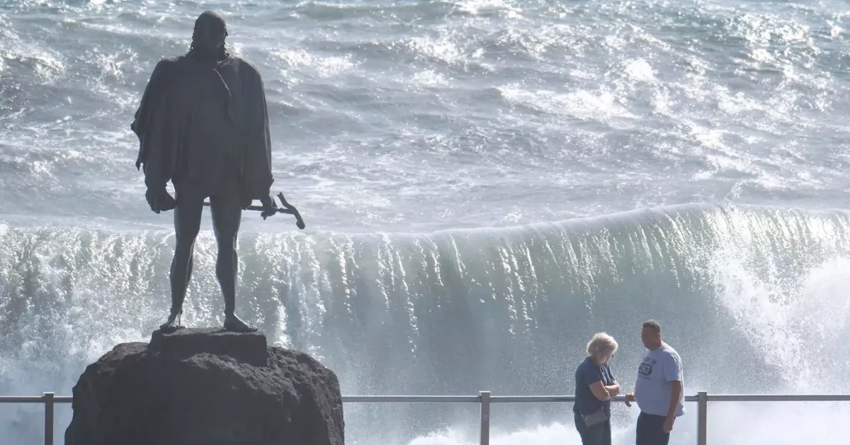 Fenómenos costeros en el municipio de Candelaria (Tenerife) / EFE - ALBERTO VALDÉS