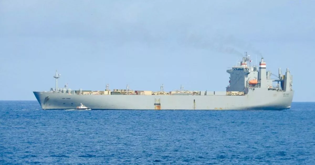 El buque Cape Texas, del mando militar de EE UU, fondeado en la rada norte del Puerto de Las Palmas. / NICOLÁS AROCHA