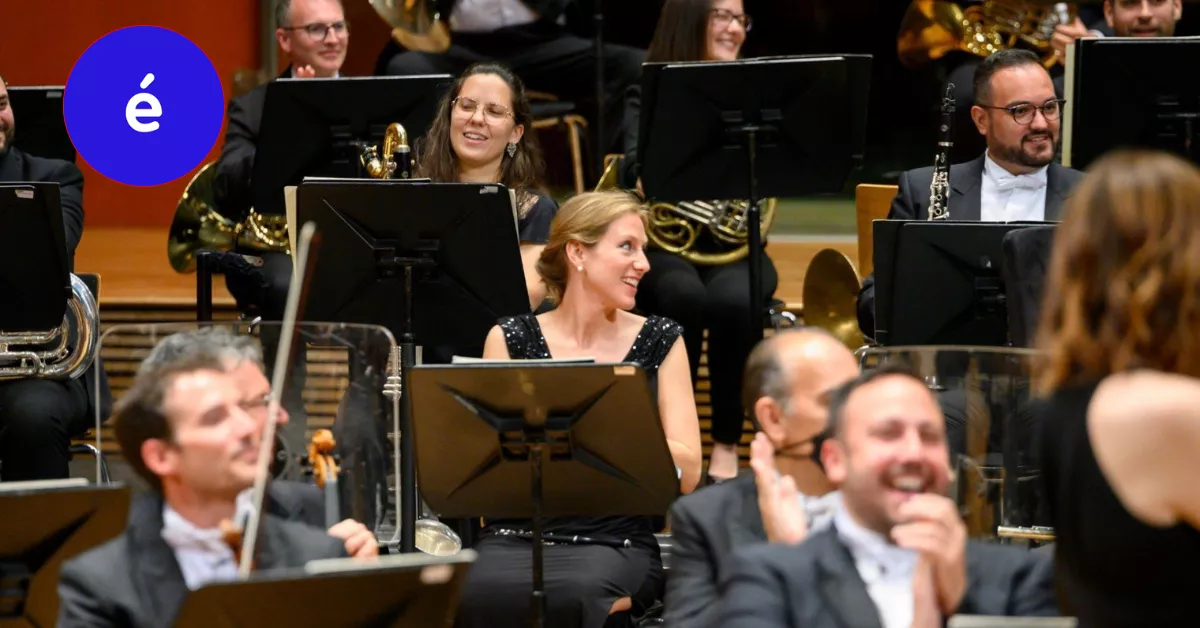 Imagen de la Orquesta Filarmónica y logo de Entrées.es / MONTAJE AH