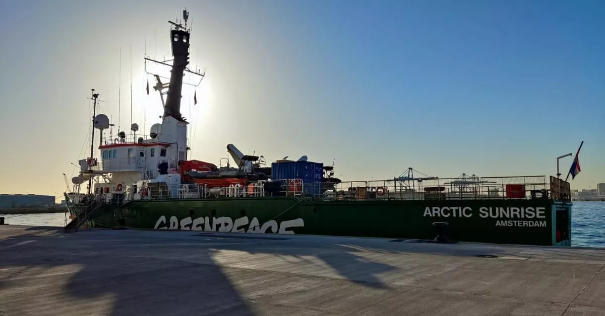 El 'Artic Sunrire', el buque rompehielos de la ONG Greenpeace, atracado en el Puerto de Las Palmas. / AH