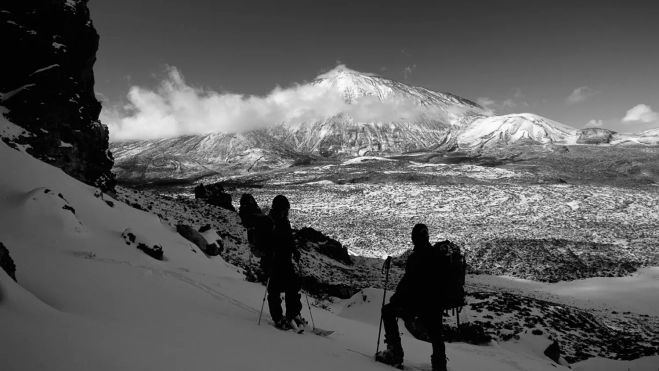 Personas realizando alpinismo en el Teide. / CEDIDA