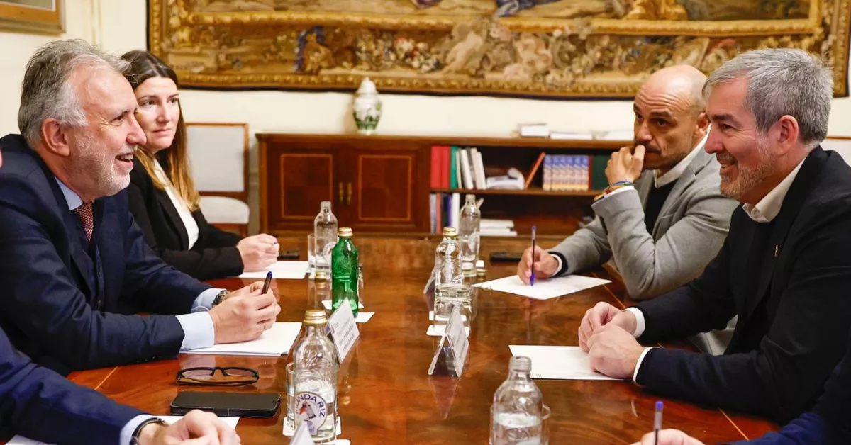 En primer plano, el presidente de Canarias, Fernando Clavijo (derecha), y el ministro de Política Territorial y Memoria Democrática. Ángel Víctor Torres (izquierda), tras reunirse para alcanzar un acuerdo por el reparto de menores migrantes./ CEDIDA