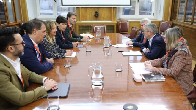 Firma de la adenda al convenio de ACUAES. / MITECO