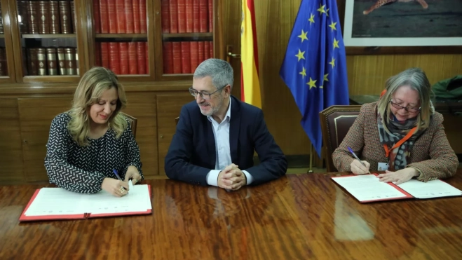 Hugo Morán en la firma con el Cabildo de Tenerife y ACUAES. / MITECO