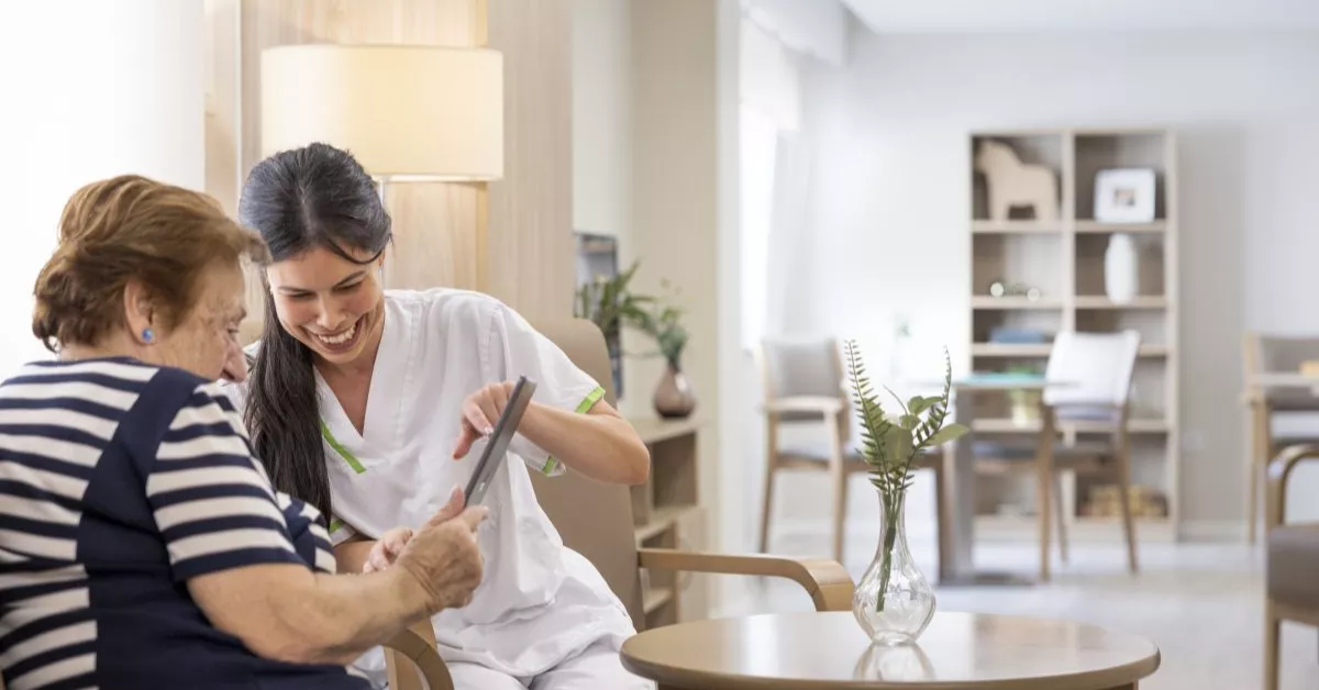 Una trabajadora atiende a una persona mayor / SERVIMEDIA