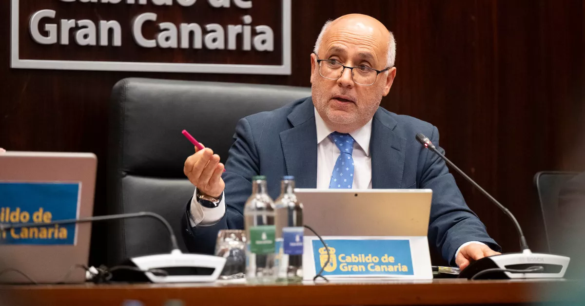Antonio Morales, presidente del Cabildo de Gran Canaria, durante la sesión para aprobar los presupuestos / AH