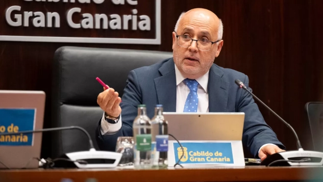 Antonio Morales, presidente del Cabildo de Gran Canaria, durante la sesión para aprobar los presupuestos / AH
