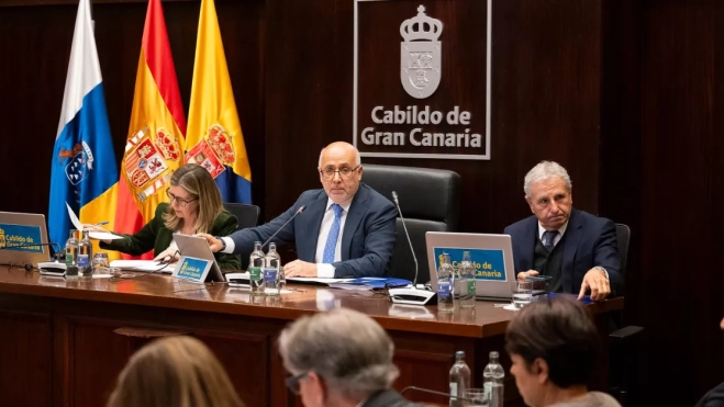 Imagen de un instante de la sesión para aprobar los presupuestos de 2025 en el Cabildo / AH Imagen de un instante de la sesión para aprobar los presupuestos de 2025 en el Cabildo / AH