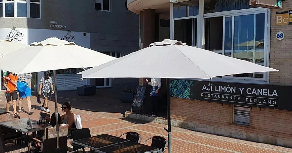 Terraza del restaurante Ají, limón y canela, en Las Canteras. / AH