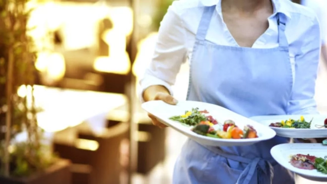 Una camarera en un restaurante. / AH